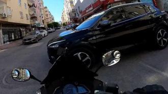 Otomobille çarpışan motosikletli ölümden döndü