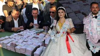 Gelini altına damadı paraya boğdular! Düğün 2 gün sürdü, 1 ton et tüketildi