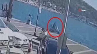 Çeşme'de motosikletiyle denize uçtu