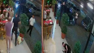 Eğlence mekanı önünde silahlı çatışma! Anbean güvenlik kamerasına yansıdı