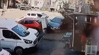 Eyüpsultan'da otomobil kaldırıma çıktı, market çalışanına çarptı