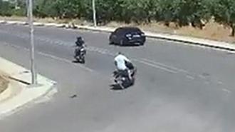 Motosikletliler böyle çarpıştı! Ana yola çıkmak isterken...