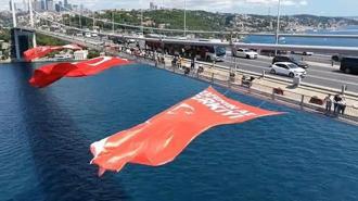 15 Temmuz Şehitler Köprüsü'ne Türk bayrağı asıldı: Tüm dünyaya ispatladı