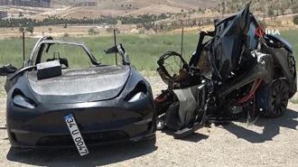 Tesla ortadan ikiye bölündü! Feci kazada iki hemşire hayatını kaybetti