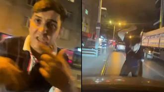 Güngören’de yol verme kavgası: Sürücü camı yumruklayarak parçaladı