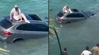 Otomobiliyle denize uçtu, dakikalarca batan aracın üzerinde kurtarılmayı bekledi