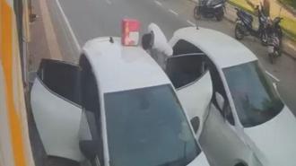 Kaza böyle geldi! Yol kenarındaki araçtan malzeme indirirken...
