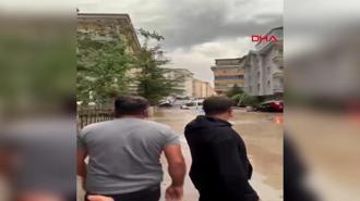 Sağanak sonrası hasar alan araçlar görüntülendi