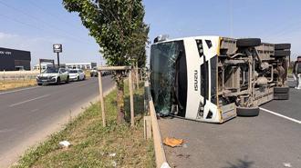 Askeri personeli taşıyan servis devrildi! 13 yaralı