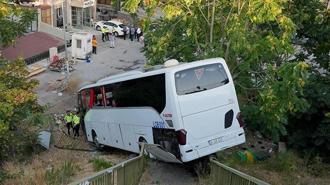 Maltepe'de köprülü kavşaktan şarampole düşen otobüsteki 8 kişi yaralandı