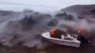 Tsunami ile dalgalar balıkçı teknelerini yuttu