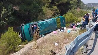 Sivas'ta minibüs devrildi: 13 yaralı