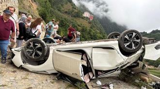 Aracını park etmek için manevra yaptı! Otomobil yamaçtan yuvarlandı: 1'i ağır, 5 yaralı