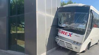 İşçi servisi direğe çarptı! Çok sayıda yaralı var