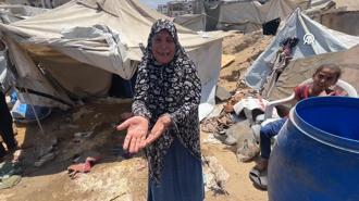 Paraşütle indirilen insani yardımlar Filistinli ailenin çadırını yıktı, 2 kişi yaralandı