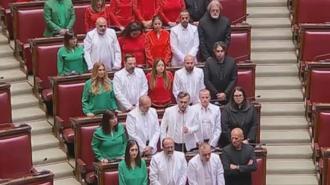 İtalya’da muhalefet vekilleri, parlamentoya Filistin bayrağının renklerini taşıyan kıyafetlerle girdi