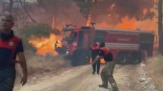 Çanakkale'deki orman yangınında bir itfaiye aracı yandı, itfaiye erleri canını zor kurtardı