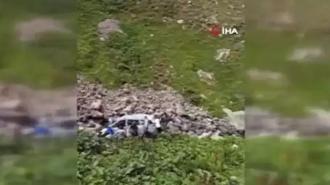 Arap turistleri taşıyan minibüs dere yatağına yuvarlandı: 2 ölü, 4 yaralı