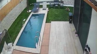 Yüzme havuzu adeta beşik gibi sallandı! Güvenlik kamerası...