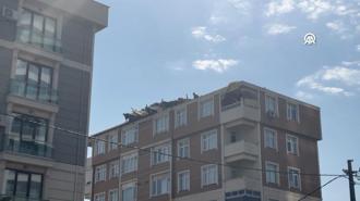 Kartal'da şiddetli rüzgar binanın çatısında hasara yol açtı