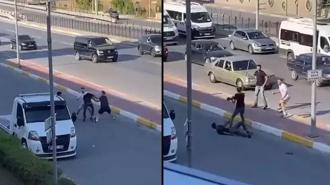 Trafiğin ortasında birbirine girdiler! Çekiçler, sopalar havada uçuştu