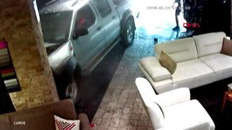 Sürücü rahatsızlanınca kamyonet, araca çarpıp mağazaya daldı; olay anı kamerada