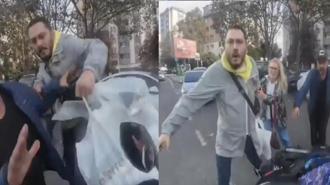 Motosikletliye 'Nasıl küfür edersin' dayağı! Tekme tokat saldırı anları kamerada