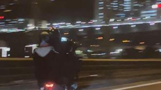 İzmir’de 2 motosikletlinin tek teker üzerinde tehlikeli yolculuğu kamerada