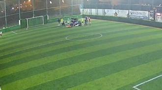 Halı sahada dili boğazına kaçan genç arkadaşlarının müdahalesiyle hayatta kaldı