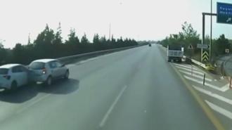 Otoyolda sol şeritte duraklayan otomobile, başka bir otomobil çarptı