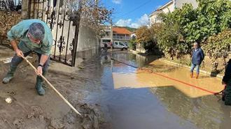 İzmir sular altıda! Cadde ve sokaklar sular altında kaldı