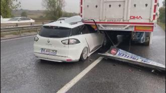 Otomobil TIR’ın altına girdi, yaralı sürücü annesini sakinleştirmeye çalıştı