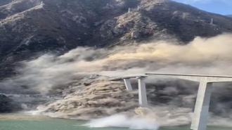 Çin'de köprü kısmen çöktü