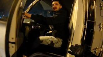 Trafikte sinir krizi! 'Canım sıkkın' deyip motosikletliyi darbetti