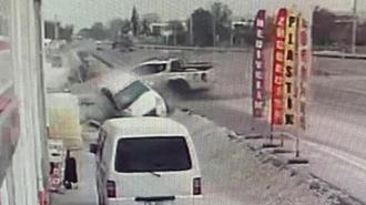 İki araç da takla attı! Sürücünün bu manevrası...