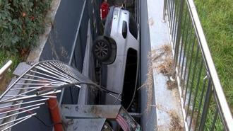 Bahçelievler’de 9 araca çarpan cipin 5 metreden boşluğa düştüğü kaza kamerada