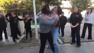 Buca'da ortaokullu kızlar saç saça kavga etti! Arkadaşları ayırmak yerine video çekti