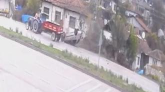 Otomobilin trafik levhasına çarpıp takla attığı kaza kamerada