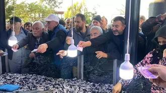 Ödeme yapmak için vatandaşlar adeta yarışa girdi: 3 ton hamsi 2 saat içinde tükendi