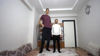 Dünyanın en uzun adamı Sultan, Londra’ya gidiyor! Hayatı belgesel olacak