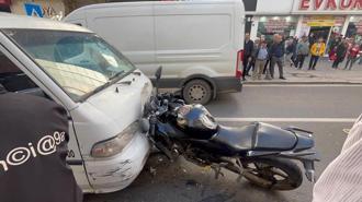 Sol şeritte seyreden motosikletli kamyonetle kafa kafaya çarpıştı