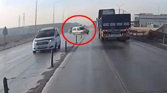 Sollama yapmak isterken TIR'ın önünde kaldı! Araç kamerası...