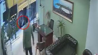 Yer: İstanbul! Demir duba dükkanın içine böyle fırladı