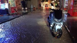 Çeşme'yi kuvvetli sağanak vurdu! Cadde ve sokaklar göle döndü