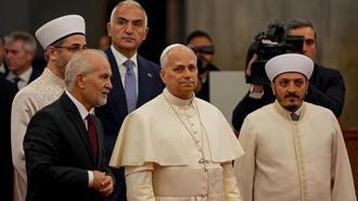 İstanbul'daki temasları süren Papa 14. Leo, Sultanahmet Camii'ne geldi