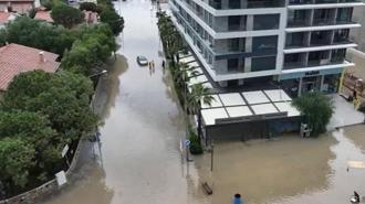 Çeşme'de etkili olan sağanak nedeniyle bazı ev ve iş yerlerini su bastı