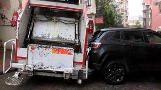 Beyoğlu'nda çöp kamyonu park halindeki 5 araca çarpı! 3 kişi yaralandı