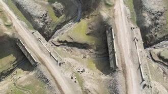 Su seviyesi düşen Gökçe Barajı'nda tarihi yolun kalıntıları gün yüzüne çıktı