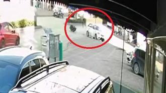 Metrelerce havaya savruldu! Motosiklet sürücüsü...