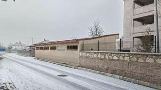 Kartepe'ye mevsimin ilk karı düştü